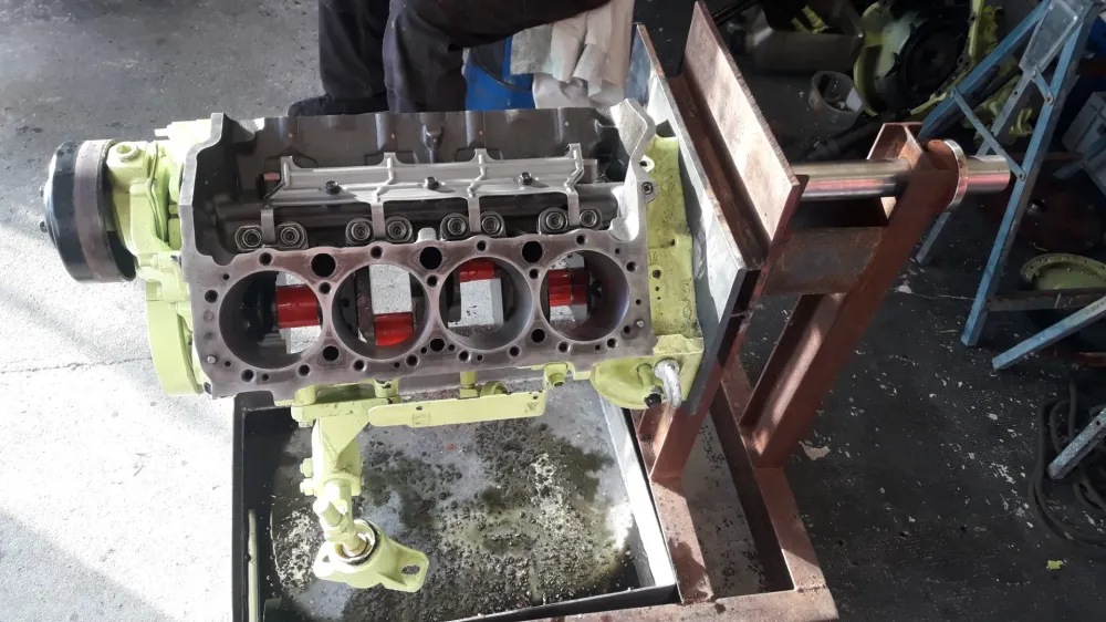 Moteur essence V8 démonté